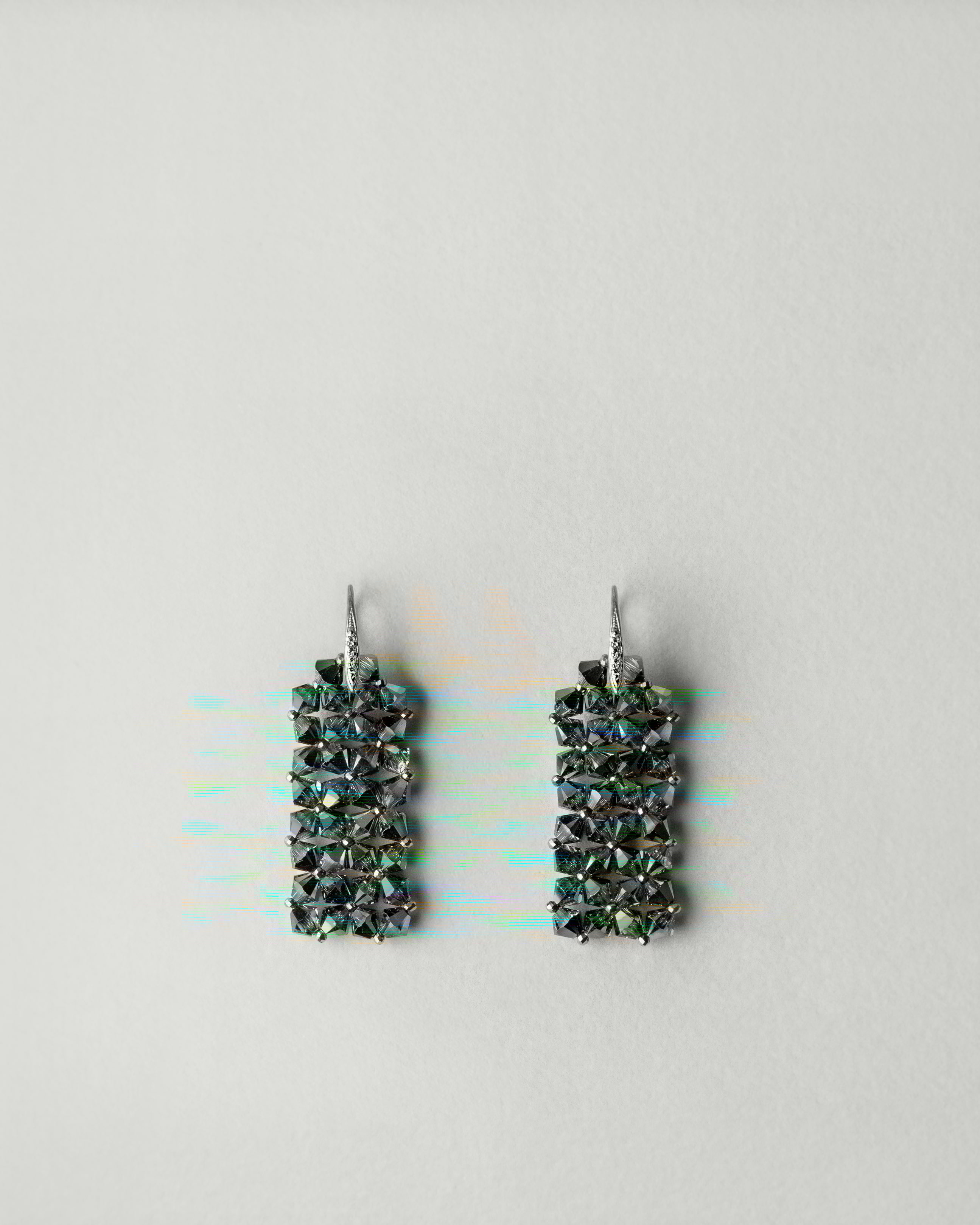 Geometrical beaded earrings with crystals