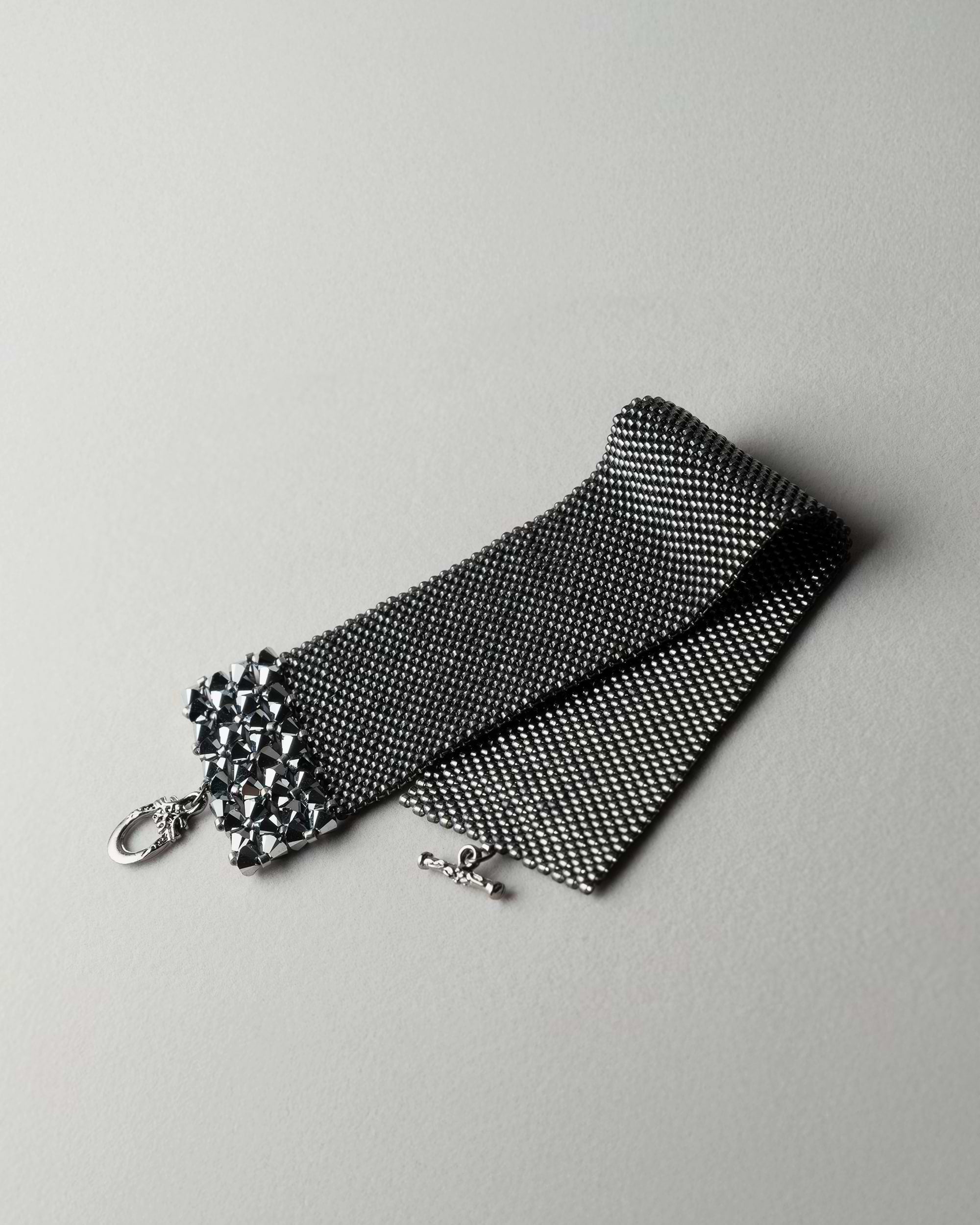 Wide beaded bracelet | Grey