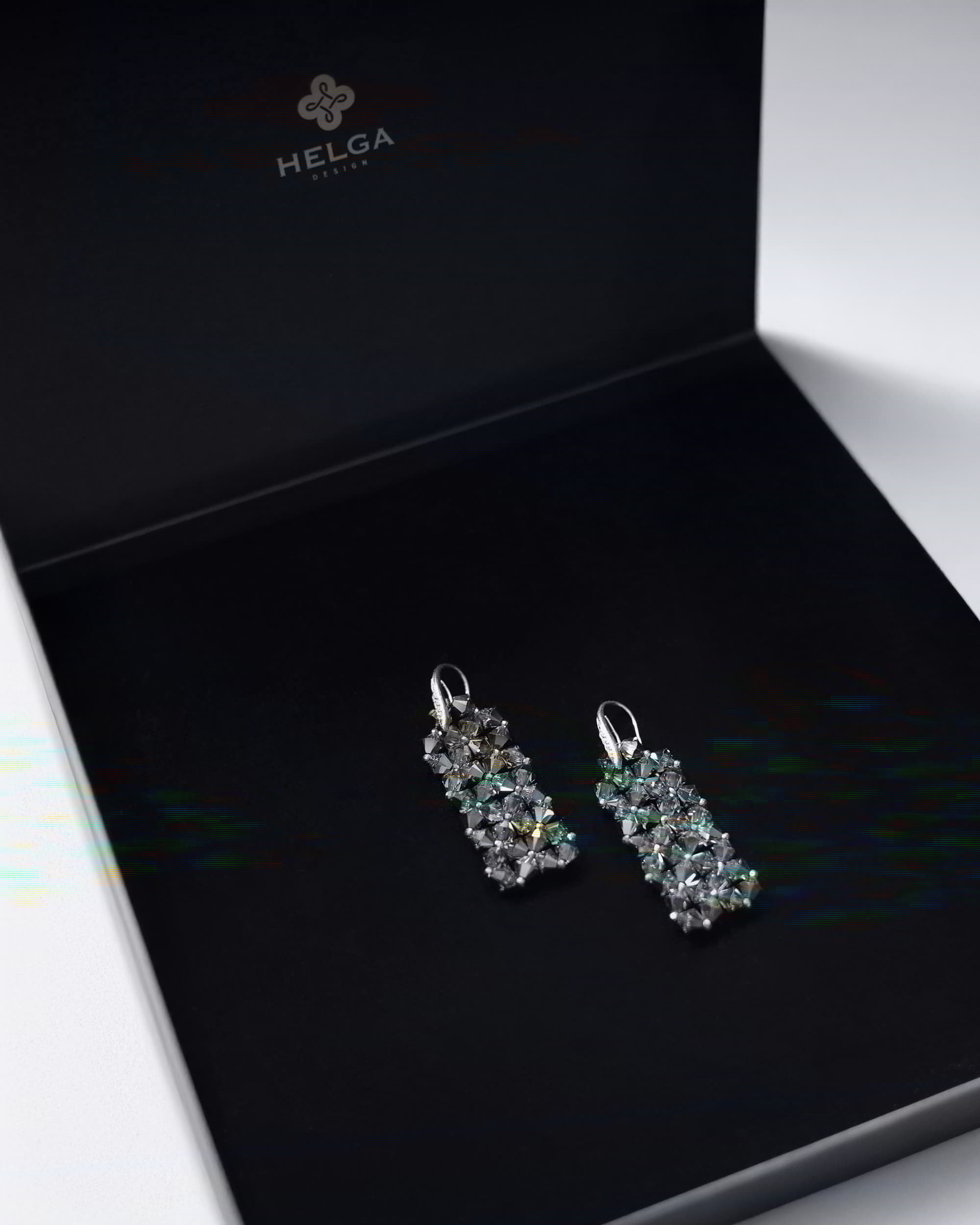 Geometrical beaded earrings with crystals