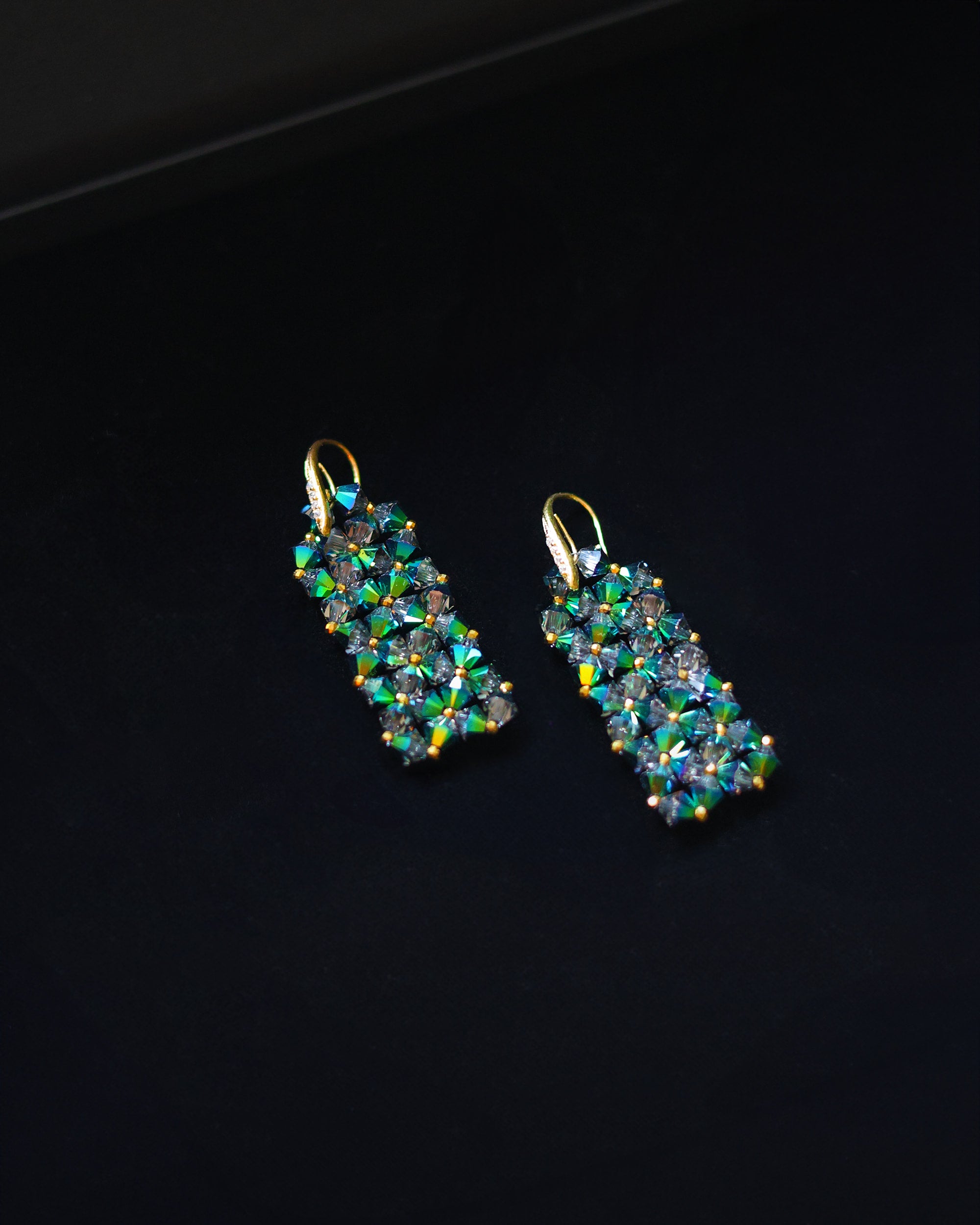 Geometrical beaded earrings with crystals